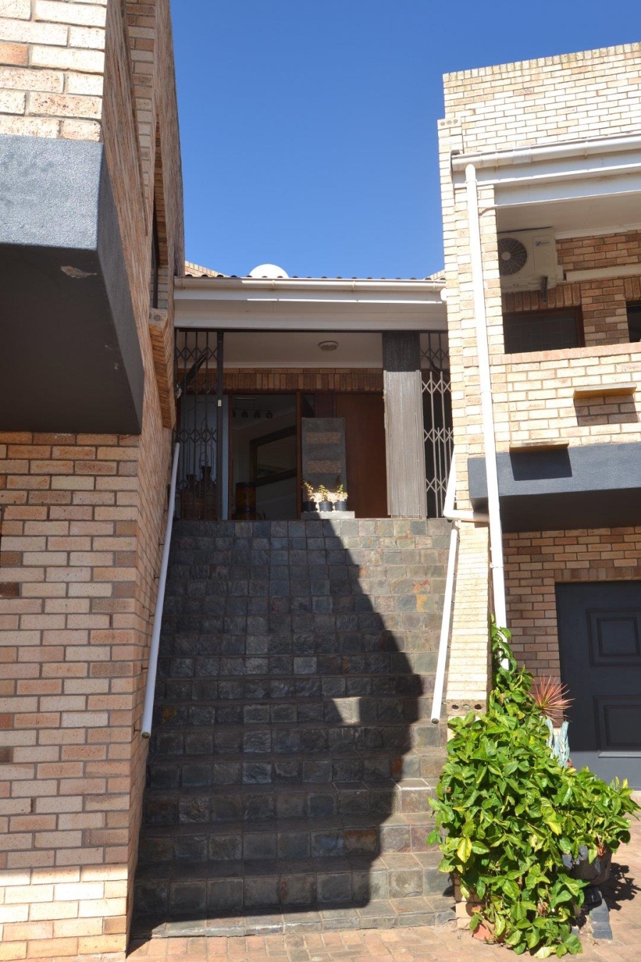 6 Bedroom Property for Sale in Wavecrest Eastern Cape